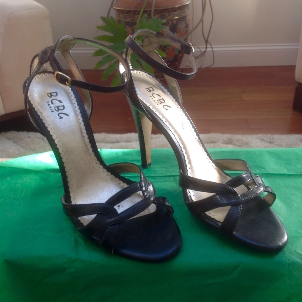 BCBG black 3 inch sandal in EUC